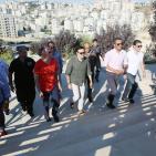 الفنان صابر الرباعي يضع إكليلا من الزهور على قبر محمود درويش