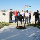 الفنان صابر الرباعي يضع إكليلا من الزهور على قبر محمود درويش