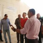 الفنان صابر الرباعي يضع إكليلا من الزهور على قبر محمود درويش