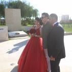 الفنان صابر الرباعي يضع إكليلا من الزهور على قبر محمود درويش