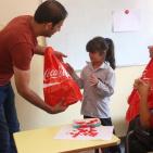 مع بداية العام الدراسي الجديد.. شركة المشروبات الوطنية كوكاكولا/كابي وشركة راية توزعان الهدايا على طلاب جمعية الياسمين