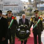 الرئيس يؤدي صلاة العيد في مسجد التشريفات ويضع إكليلا من الزهور على ضريح الشهيد عرفات