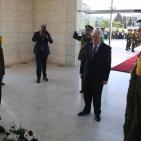 الرئيس يؤدي صلاة العيد في مسجد التشريفات ويضع إكليلا من الزهور على ضريح الشهيد عرفات