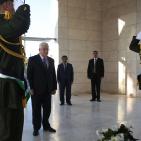 الرئيس يؤدي صلاة العيد في مسجد التشريفات ويضع إكليلا من الزهور على ضريح الشهيد عرفات