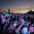 مئات الفلسطينيين يغنون 