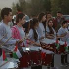 مئات الفلسطينيين يغنون 