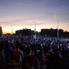 مئات الفلسطينيين يغنون 