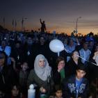 مئات الفلسطينيين يغنون 