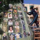 شجرة الميلاد بالعيزرية.. بصور الشهداء