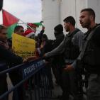 قوات الاحتلال تقمع بالرصاص والغاز مسيرة لـ