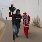 قوات الاحتلال تقمع بالرصاص والغاز مسيرة لـ