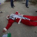 قوات الاحتلال تقمع بالرصاص والغاز مسيرة لـ