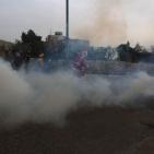 قوات الاحتلال تقمع بالرصاص والغاز مسيرة لـ