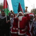 قوات الاحتلال تقمع بالرصاص والغاز مسيرة لـ