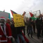 قوات الاحتلال تقمع بالرصاص والغاز مسيرة لـ