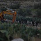 اهالي قرية بدرس يمنعون الاحتلال من هدم منزل في القرية