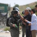 جنود الاحتلال يقعمون اعتصاماً سلمياً للصحافيين امام بوابة سجن عوفر في اليوم العالمي لحرية الصحافة