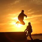 الغزيون يتجهون لشاطئ البحر رغم الأجواء الباردة