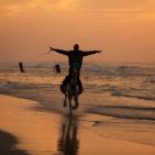 الغزيون يتجهون لشاطئ البحر رغم الأجواء الباردة