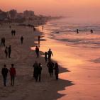 الغزيون يتجهون لشاطئ البحر رغم الأجواء الباردة