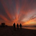 الغزيون يتجهون لشاطئ البحر رغم الأجواء الباردة