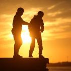 الغزيون يتجهون لشاطئ البحر رغم الأجواء الباردة