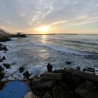 الغزيون يتجهون لشاطئ البحر رغم الأجواء الباردة