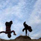 الغزيون يتجهون لشاطئ البحر رغم الأجواء الباردة