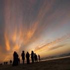 الغزيون يتجهون لشاطئ البحر رغم الأجواء الباردة