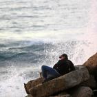 الغزيون يتجهون لشاطئ البحر رغم الأجواء الباردة