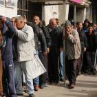 غزة: طابور أصحاب الشؤون الاجتماعية لاستلام المساعدات المالية