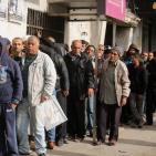 غزة: طابور أصحاب الشؤون الاجتماعية لاستلام المساعدات المالية