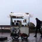 غزة: زيارة شتوية لميناء يتحدى الموج وأكثر