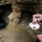 جولة في المقبرة الأثرية الرومانية شمال غزة