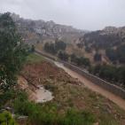 انهيار مقطع من جدار الفصل العنصري شرقي القدس نتيجة الفيضانات
