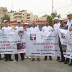 صحفيون يعتصمون أمام حاجز 