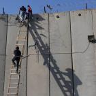 مواطنون يتسلقون جدار الفصل لاداء صلاة الجمعة الاخيرة في الاقصى