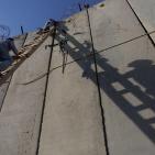مواطنون يتسلقون جدار الفصل لاداء صلاة الجمعة الاخيرة في الاقصى