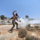 قوات الاحتلال تعتدي على المصلين في رأس كركر