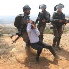 قوات الاحتلال تعتدي على المصلين في رأس كركر