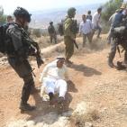 قوات الاحتلال تعتدي على المصلين في رأس كركر