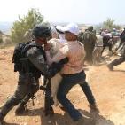 قوات الاحتلال تعتدي على المصلين في رأس كركر