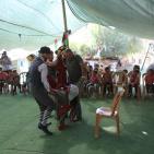 فرقة إسبانية تقدم عرضا للاطفال في قرية الخان الاحمر