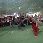 فرقة إسبانية تقدم عرضا للاطفال في قرية الخان الاحمر