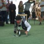 فرقة إسبانية تقدم عرضا للاطفال في قرية الخان الاحمر