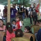 فرقة إسبانية تقدم عرضا للاطفال في قرية الخان الاحمر