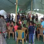 فرقة إسبانية تقدم عرضا للاطفال في قرية الخان الاحمر