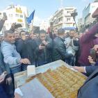 رام الله: مواطنون يحتفلون بقرار الرئيس وقف نفاذ قانون الضمان