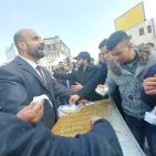 رام الله: مواطنون يحتفلون بقرار الرئيس وقف نفاذ قانون الضمان