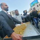 رام الله: مواطنون يحتفلون بقرار الرئيس وقف نفاذ قانون الضمان